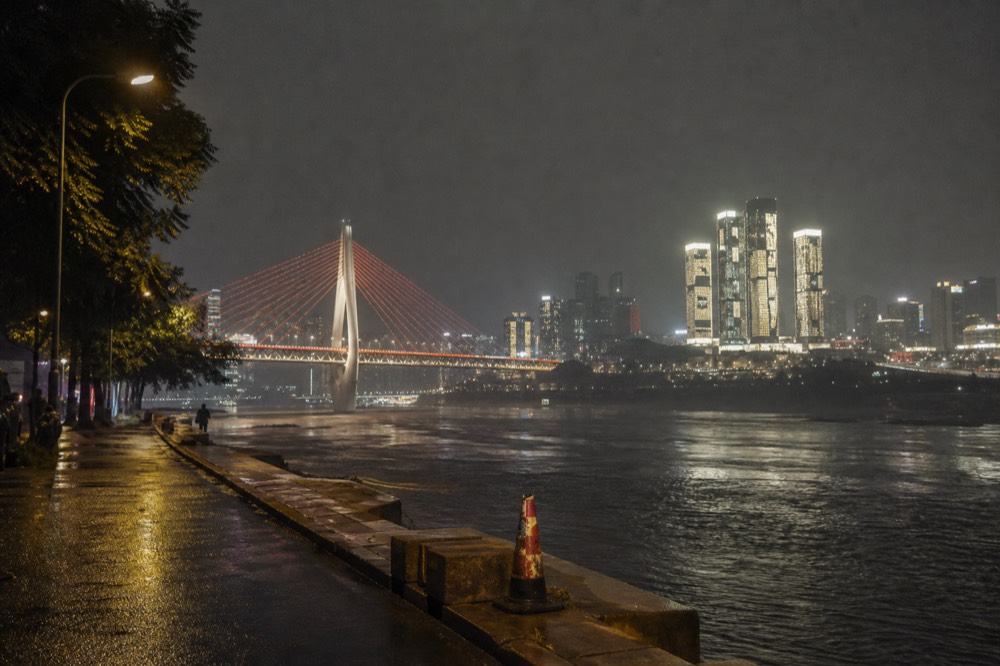 Dongshuimen Bridge and Raffles City from the south bank at night
